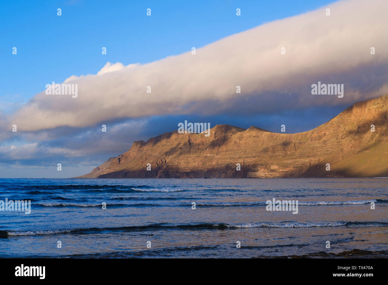 Espagne, Canaries, Lanzarote, Caleta de Famara, Risco de Famara Banque D'Images