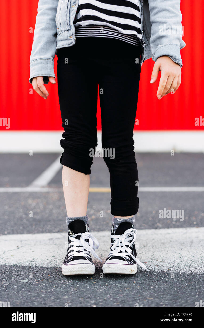 Fille avec une jambe de pantalon retroussé, vue partielle Photo Stock -  Alamy