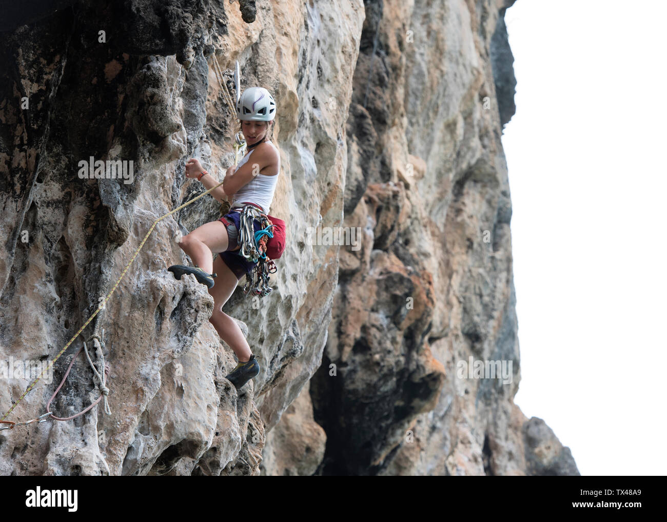 La Thaïlande, Krabi, Chong Pli, woman climbing dans Rock Wall Banque D'Images
