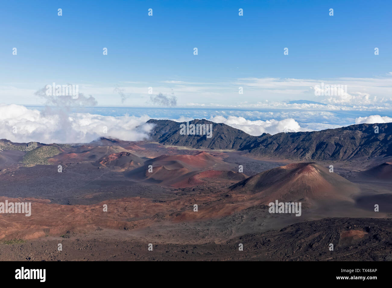 USA, Hawaii, Maui Haleakala, paysage volcanique, avec des nuages, vue sur le cratère de Haleakala Banque D'Images