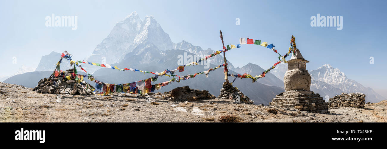 Solo Khumbu, Népal, Everest, Dingboche, Stupa avec les drapeaux de prières Banque D'Images