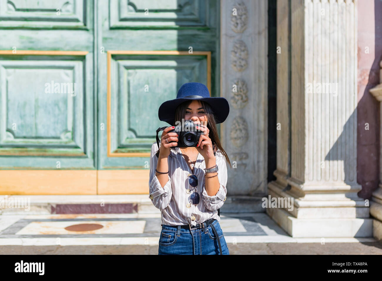 Italie, Florence, portrait of smiling young'prendre des photos avec l'appareil photo Banque D'Images