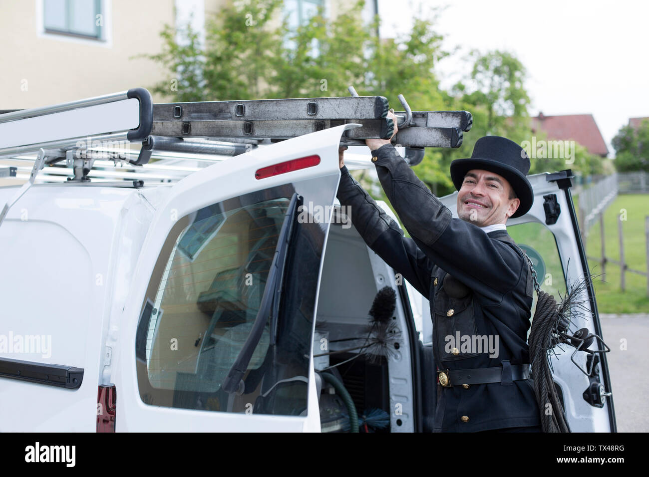 Portrait of smiling ramoneur à son van Banque D'Images