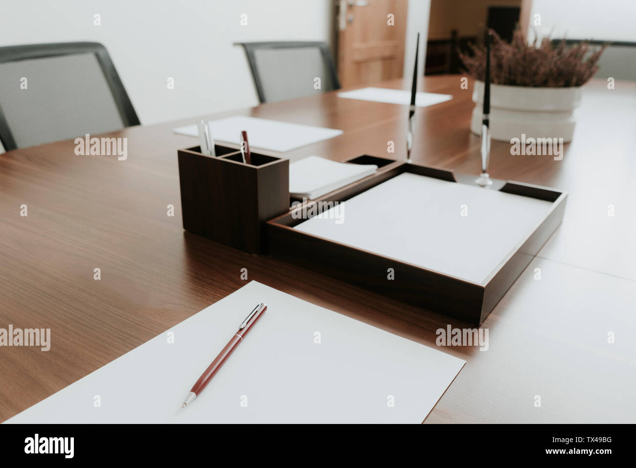 Papier et stylo-bille sur conference table Banque D'Images