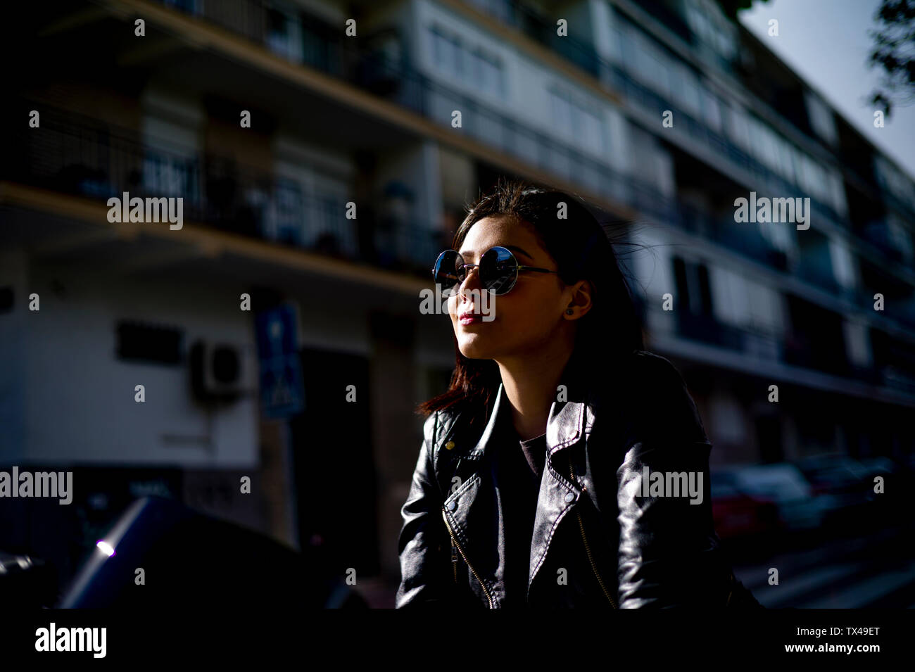 Portrait de jeunes portant des lunettes de motocycliste à crépuscule du soir Banque D'Images