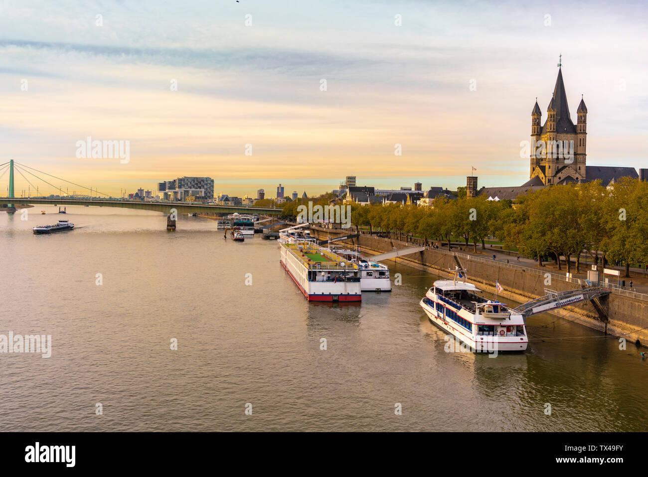 Allemagne, Cologne, église St Martin lors d'une grande Rhin Banque D'Images