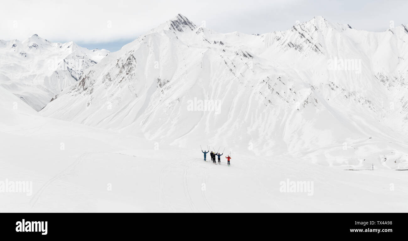 La Géorgie, Caucase, Gudauri, groupe de personnes acclamant un tour de ski Banque D'Images