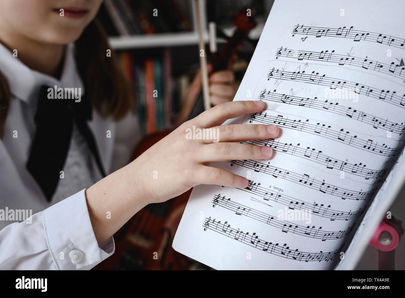 Close-up of girl en tournant la page de feuilles de musique Banque D'Images