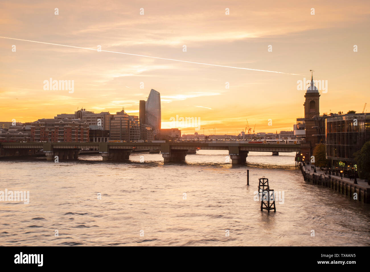 UK, Londres, vue depuis le pont de Blackfriars à Londres avec pont de chemin de fer et la rive sud, sur le côté gauche Banque D'Images