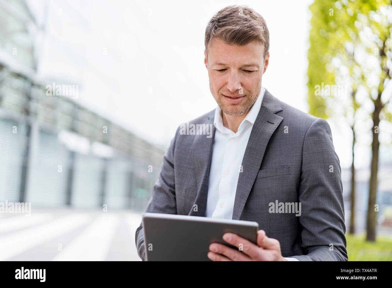 Businessman using tablet à l'extérieur de la ville Banque D'Images