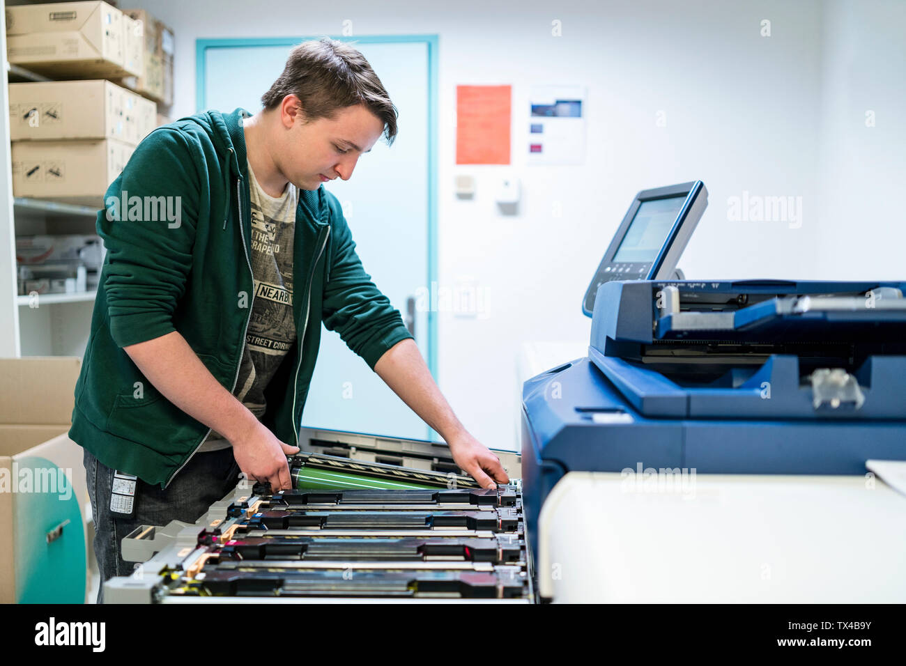 Imprimante couleur à travail adolescent Banque D'Images