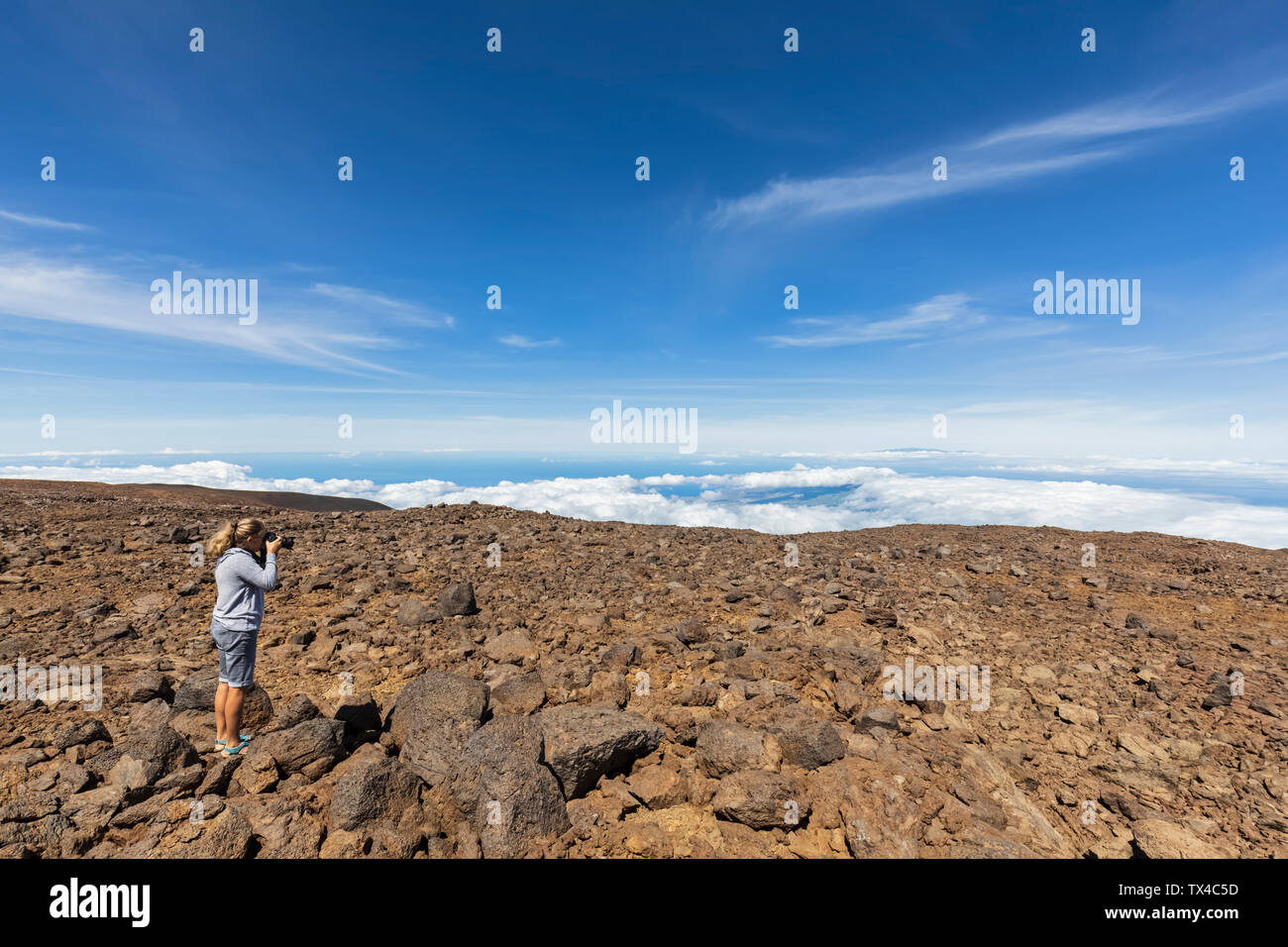 USA, Hawaii, volcan Mauna Kea, femme'prend une photo de paysage volcanique Banque D'Images