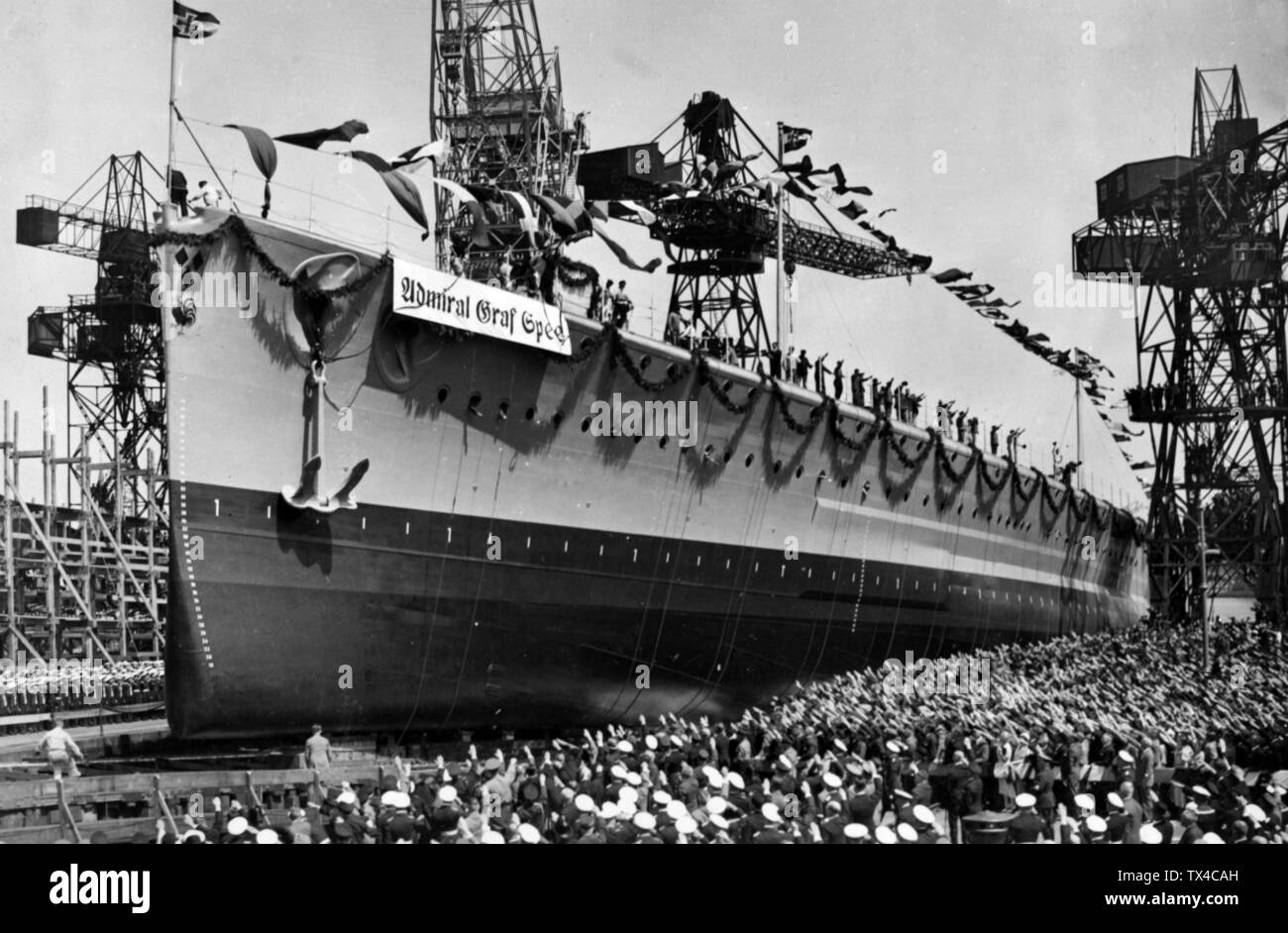 Admiral Graf Spee ironclad lancé sur 30.06.1934 au chantier naval de la Kriegsmarine à Wilhelmshaven. Les diapositives de la cale de navire à la construction du port. Marines et les civils regarder le spectacle. Dans le monde d'utilisation | Banque D'Images