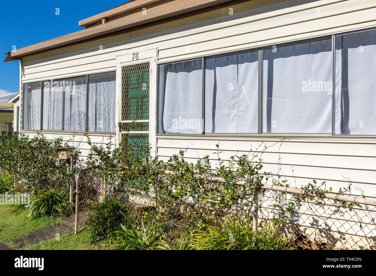 Vieille maison avec garage en bois australien et de fer toit Banque D'Images