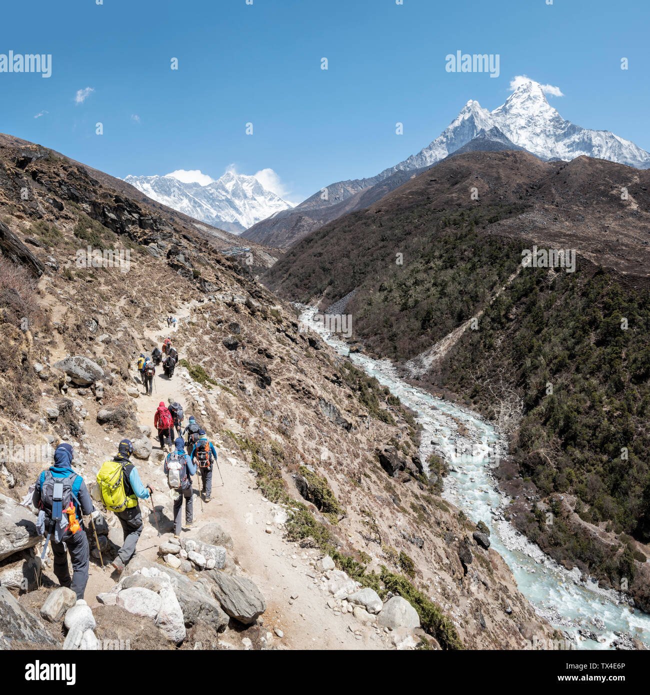 Solo Khumbu, Népal, Everest, Groupe d'alpinistes marche dans la montagne Banque D'Images