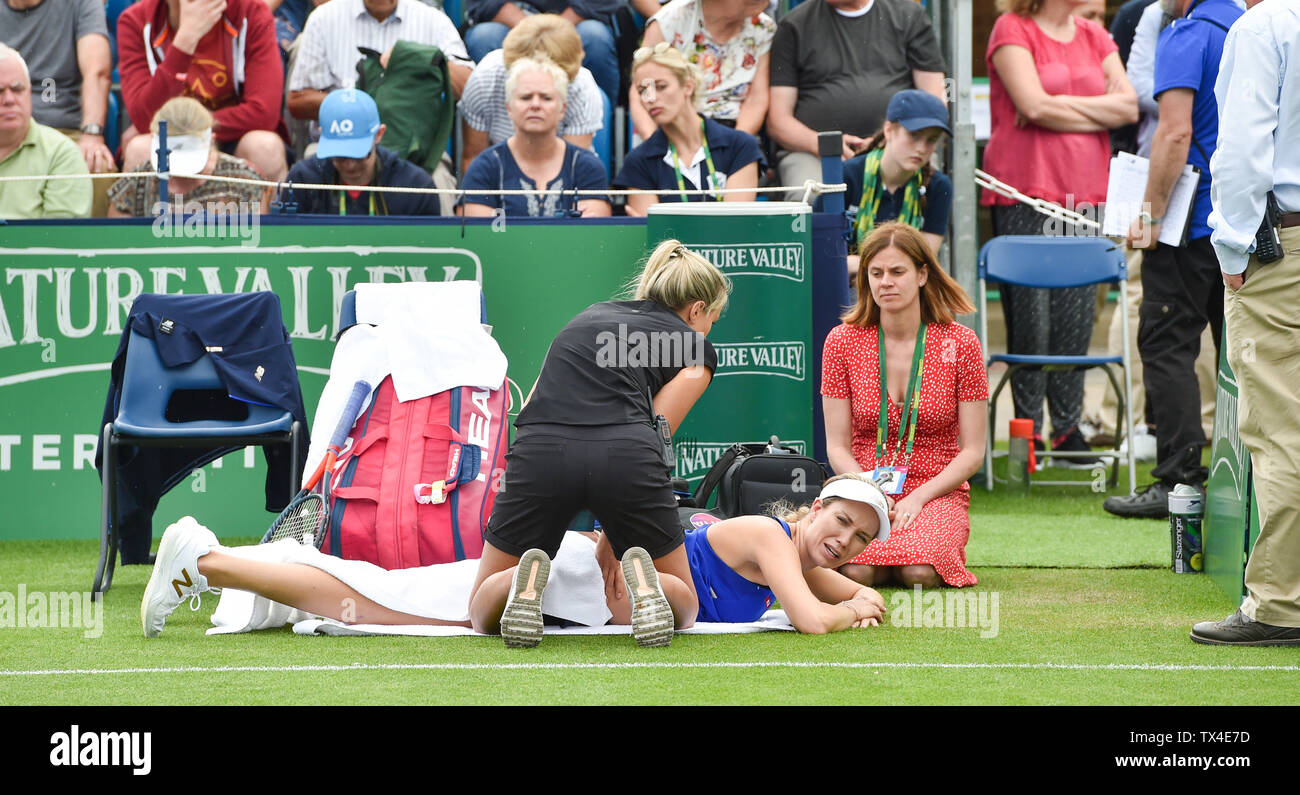 Eastbourne UK 24 juin 2019 - Danielle Collins de USA reçoit des soins médicaux au cours de son match contre Yulia Putintseva du Kazakhstan à la vallée de la nature qui a eu lieu le tournoi international de tennis du Devonshire Park à Eastbourne . Crédit photo : Simon Dack / TPI / Alamy Live News Banque D'Images