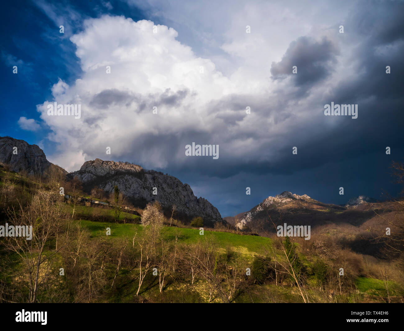 L'Espagne, Asturies, monts Cantabriques, mountainscape avec des nuages Banque D'Images