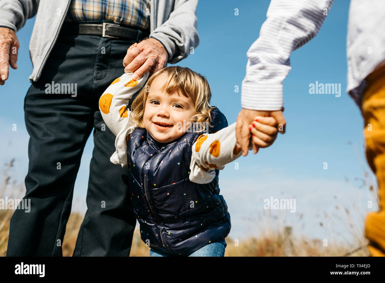 Portrait of happy little girl se promener avec son grand-père et frère de pair dans la nature Banque D'Images