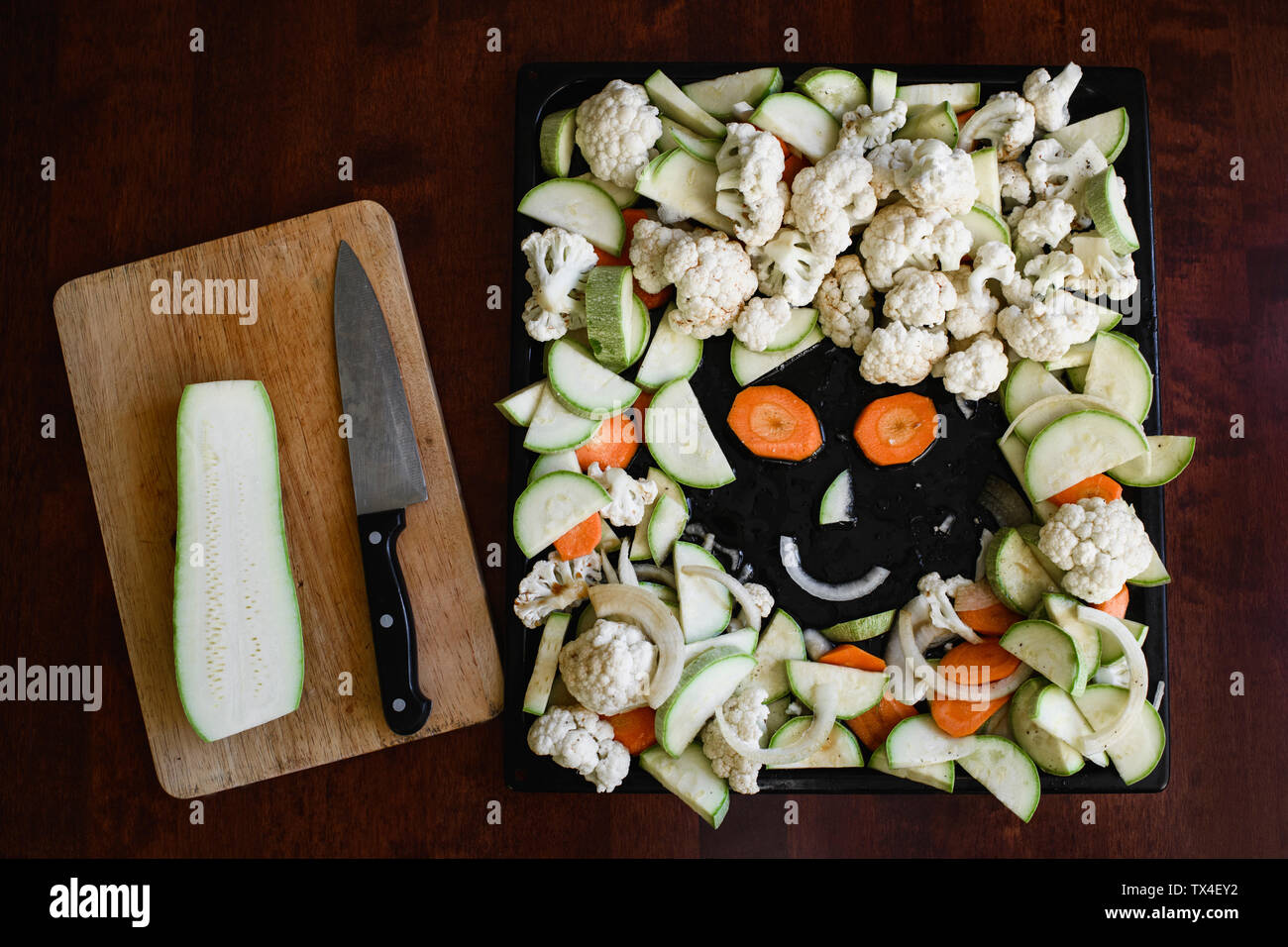 Funny face en tranches de légumes sur la plaque de cuisson Banque D'Images