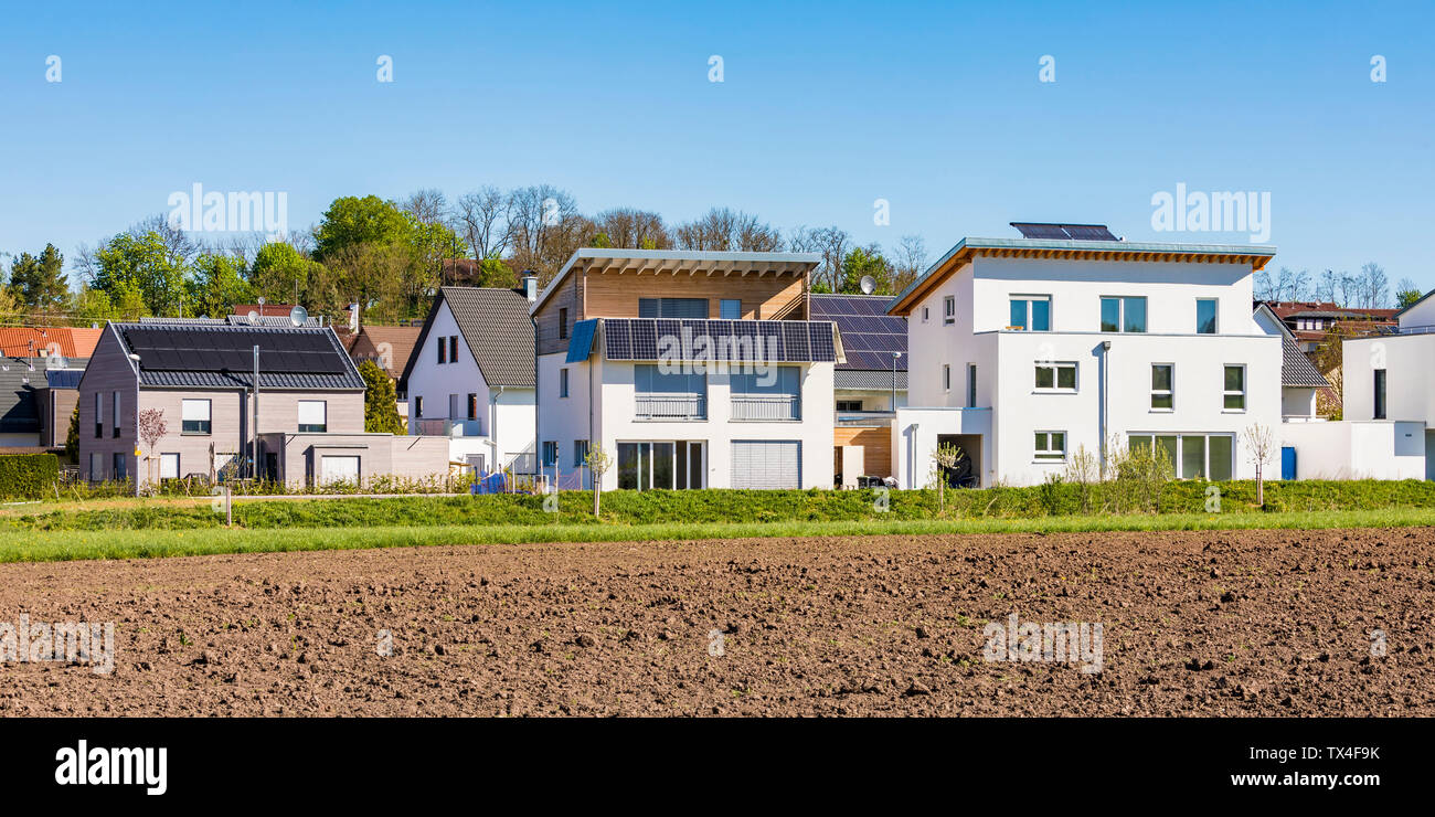 Allemagne, Magstadt, moderne maisons individuelles avec l'énergie solaire thermique Banque D'Images