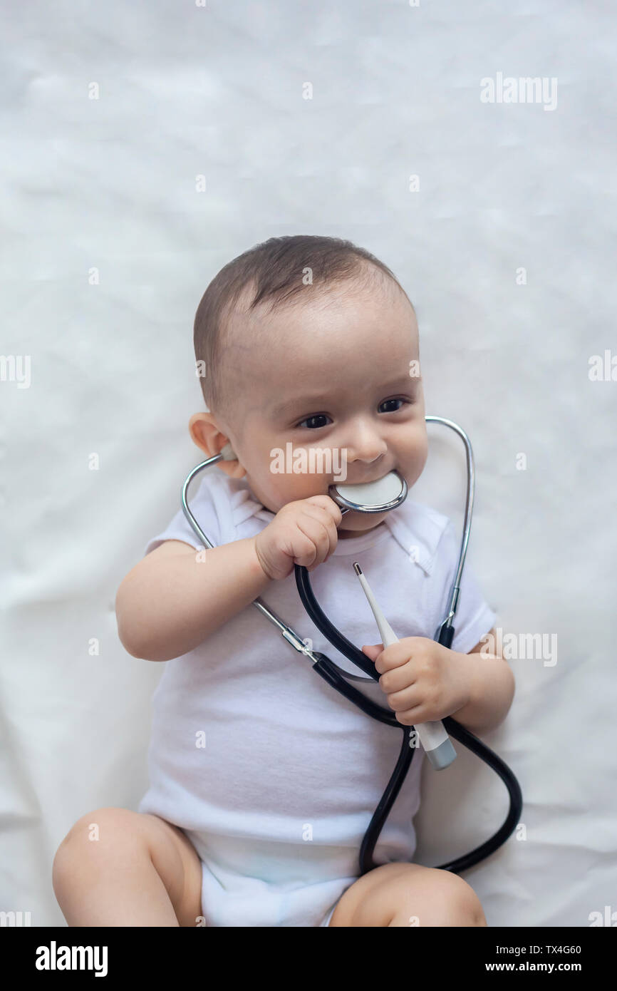 Peu mignon bébé médecin. 6-mois Bébé Garçon jouant avec stéthoscope. Kid  s'amusant comme un médecin. Concept de la médecine et de la santé Photo  Stock - Alamy