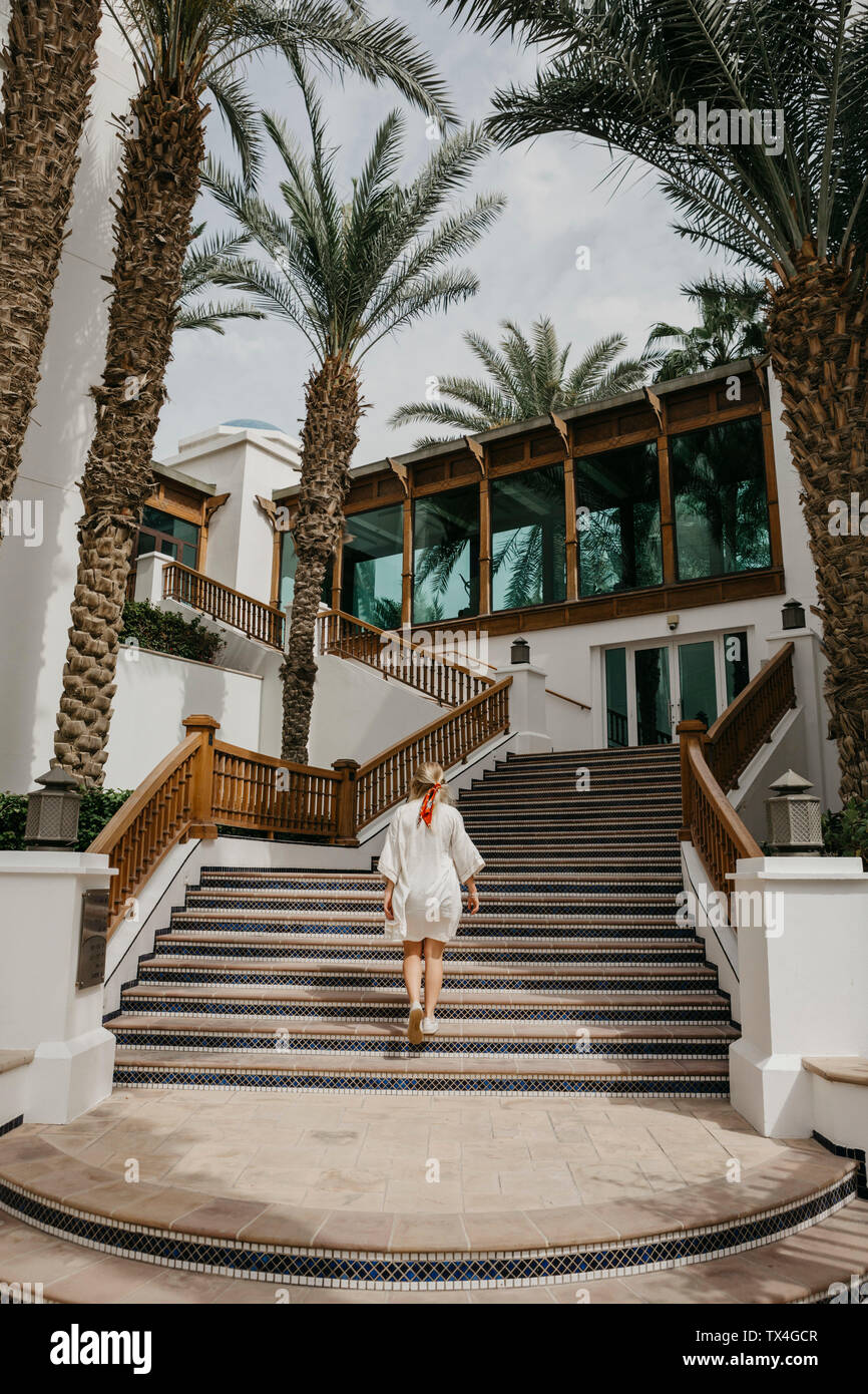 Emirats arabes unis, dubaï, Lahbab, Désert oriental femme marche sur des escaliers à un resort Banque D'Images