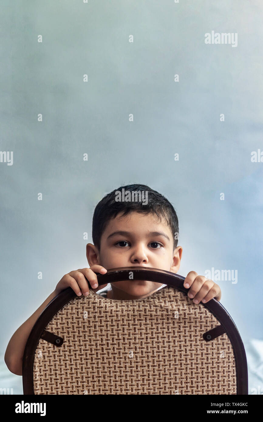 Portrait d'un garçon de 6 ans. Vertical image avec l'espace libre. Cute six-année-vieux garçon portrait du Moyen Orient Banque D'Images