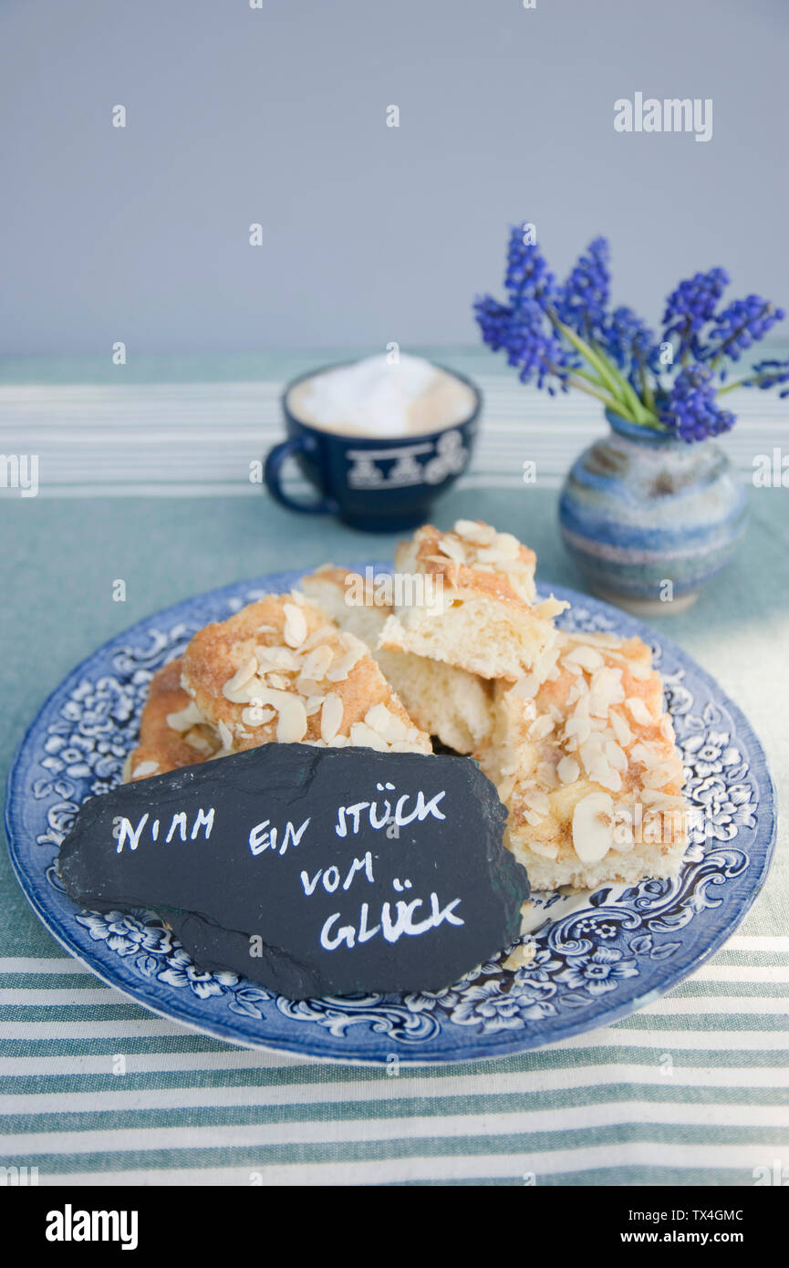 Plaque avec des morceaux de gâteau de beurre et une note manuscrite disant sur une ardoise Banque D'Images