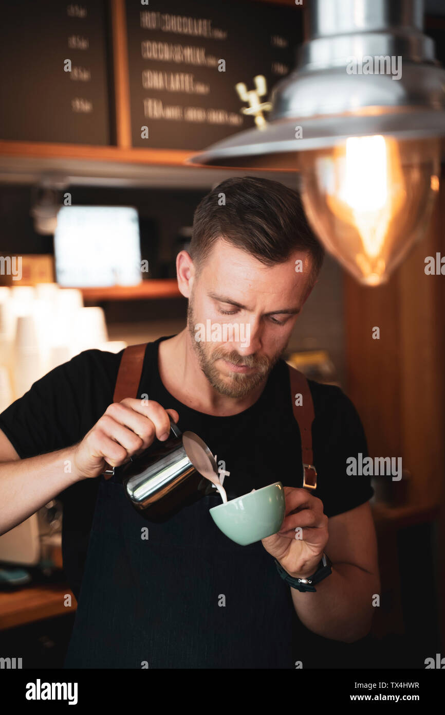 La préparation d'un Barista Coffee in coffee shop Banque D'Images