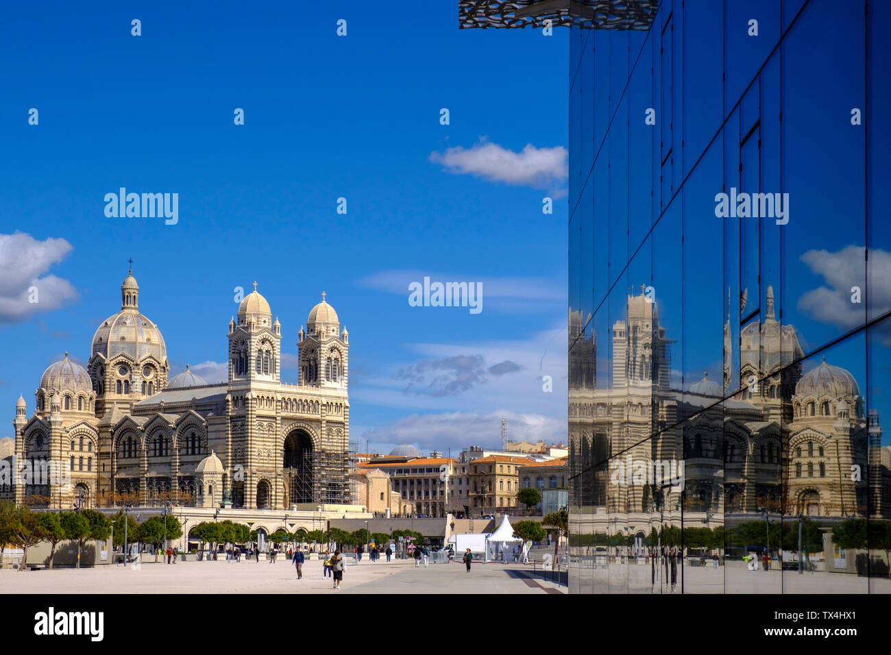 France, Marseille, le MuCEM, Musée des civilisations européennes et méditerranéennes et la cathédrale de Marseille Banque D'Images
