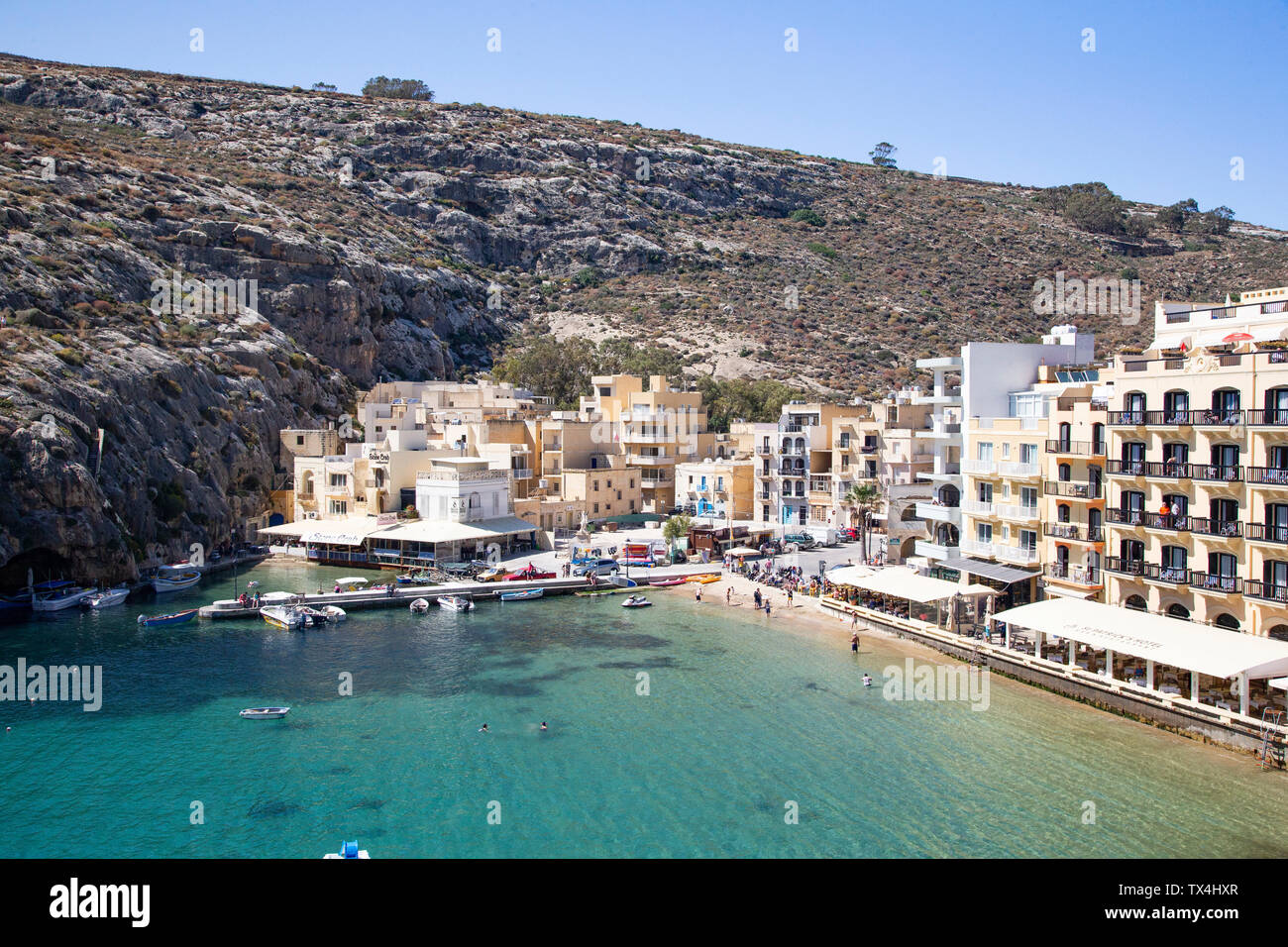 Baie de Xlendi sur Gozo avec ses restaurants au bord de l'eau Banque D'Images
