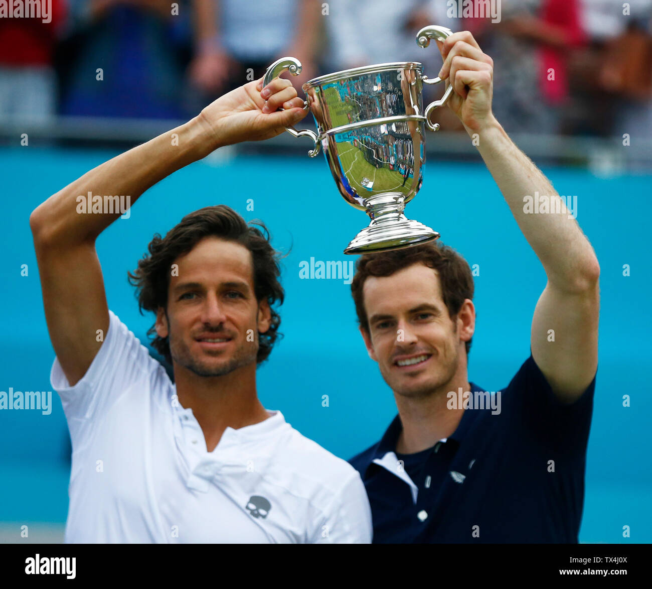 Londres, Royaume-Uni. 23 Juin, 2019. Londres, Angleterre - le 23 juin : L-R Feliciano Lopez (ESP) et Andy Murray (GBR) avec Trophy après le dernier jour 7 de la Fever-Tree Championships at Queens Club le 23 juin 2019 à Londres, Royaume-Uni. Action Crédit : Foto Sport/Alamy Live News Banque D'Images