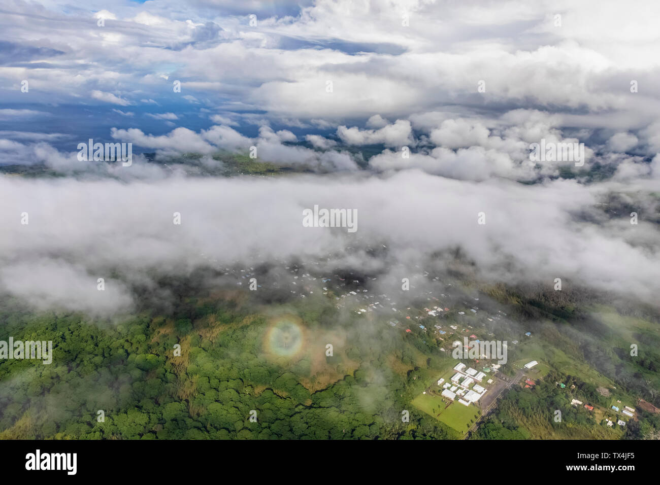 USA, Hawaii, Big Island, vue aérienne de l'arc-en-ciel circulaire avec halo Banque D'Images