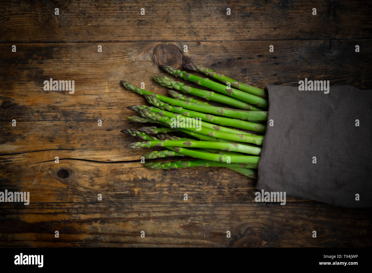 Bande d'asperge verte, essuie-tout, d'en haut Banque D'Images