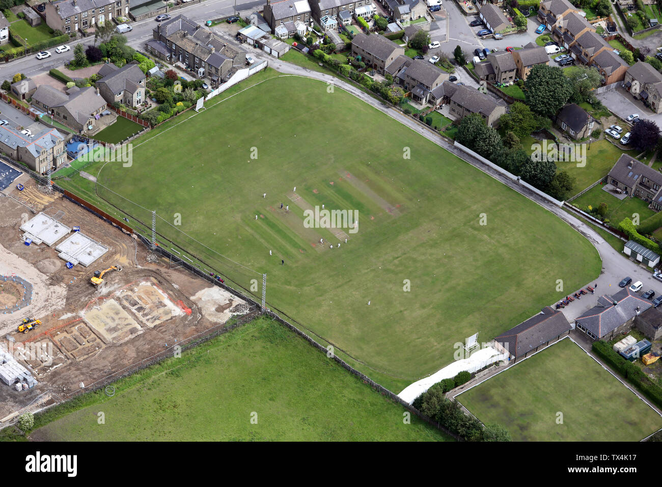 Vue aérienne de cricket à Golcar Cricket Club alors qu'un match est joué Banque D'Images