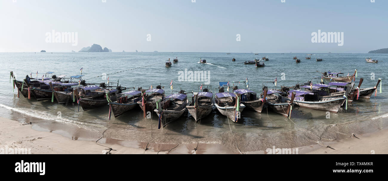 La Thaïlande, Krabi, Railay beach, long-tail bateaux flottant sur l'eau à la plage Banque D'Images