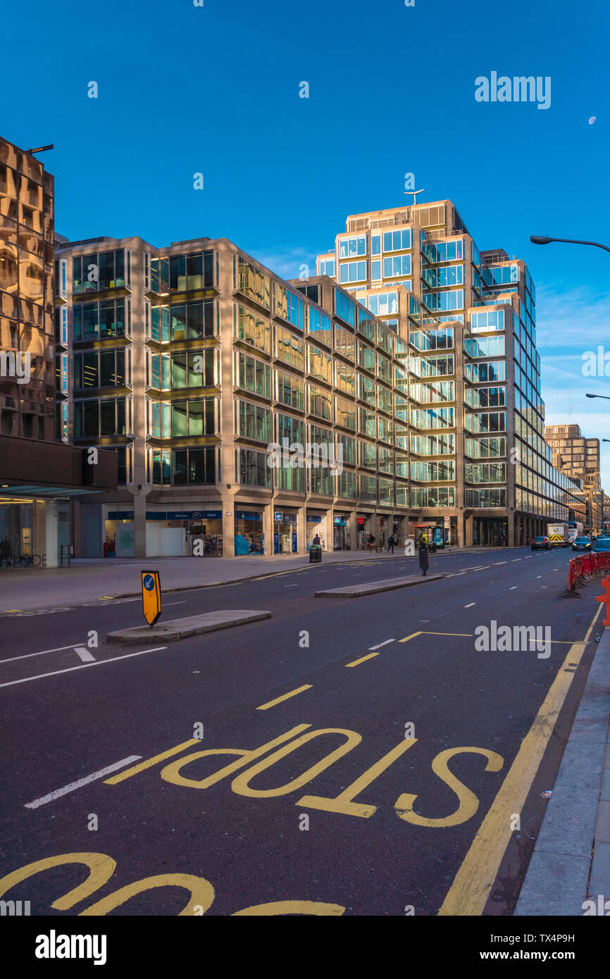 UK, Londres, Westminster, House of Fraser, commerciaux et immeubles de bureaux à la rue Victoria Banque D'Images