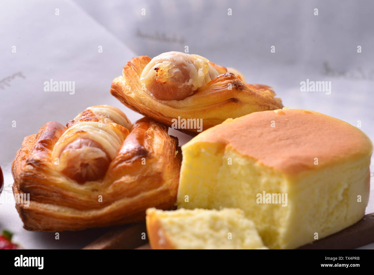 Gâteau de repas sur une aire de pique-nique. Thé de l'après-midi. Banque D'Images