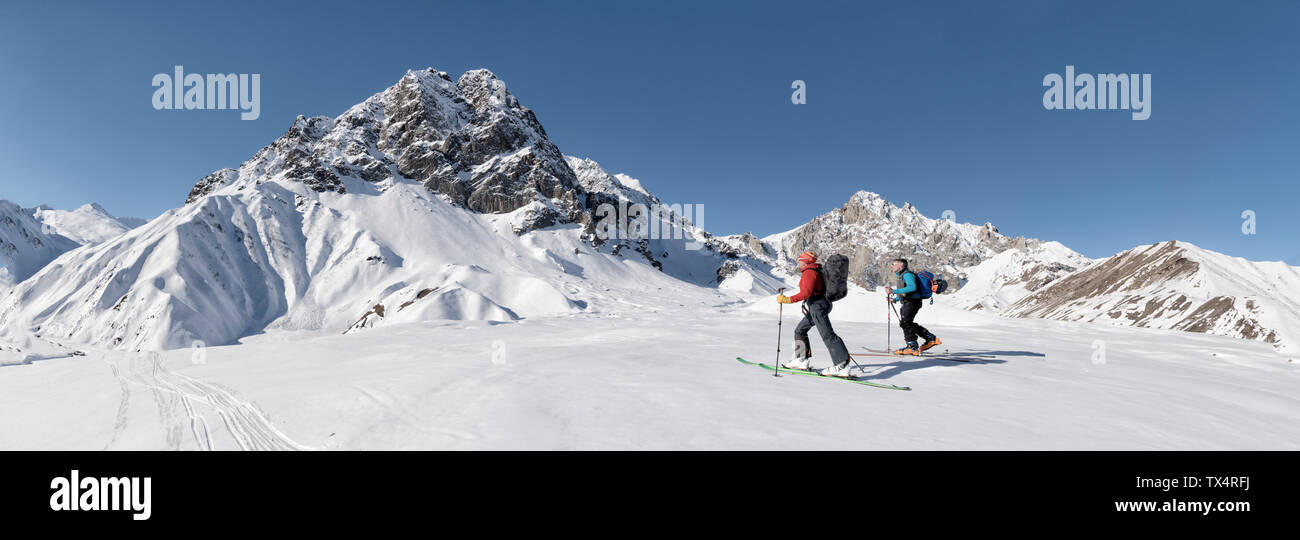 La Géorgie, Caucase, Gudauri, deux personnes sur un tour de ski Banque D'Images
