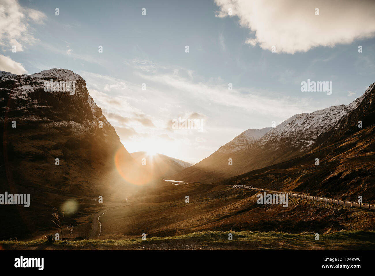 Royaume-uni, Ecosse, Glencoe, route à travers les montagnes en rétro-éclairage Banque D'Images