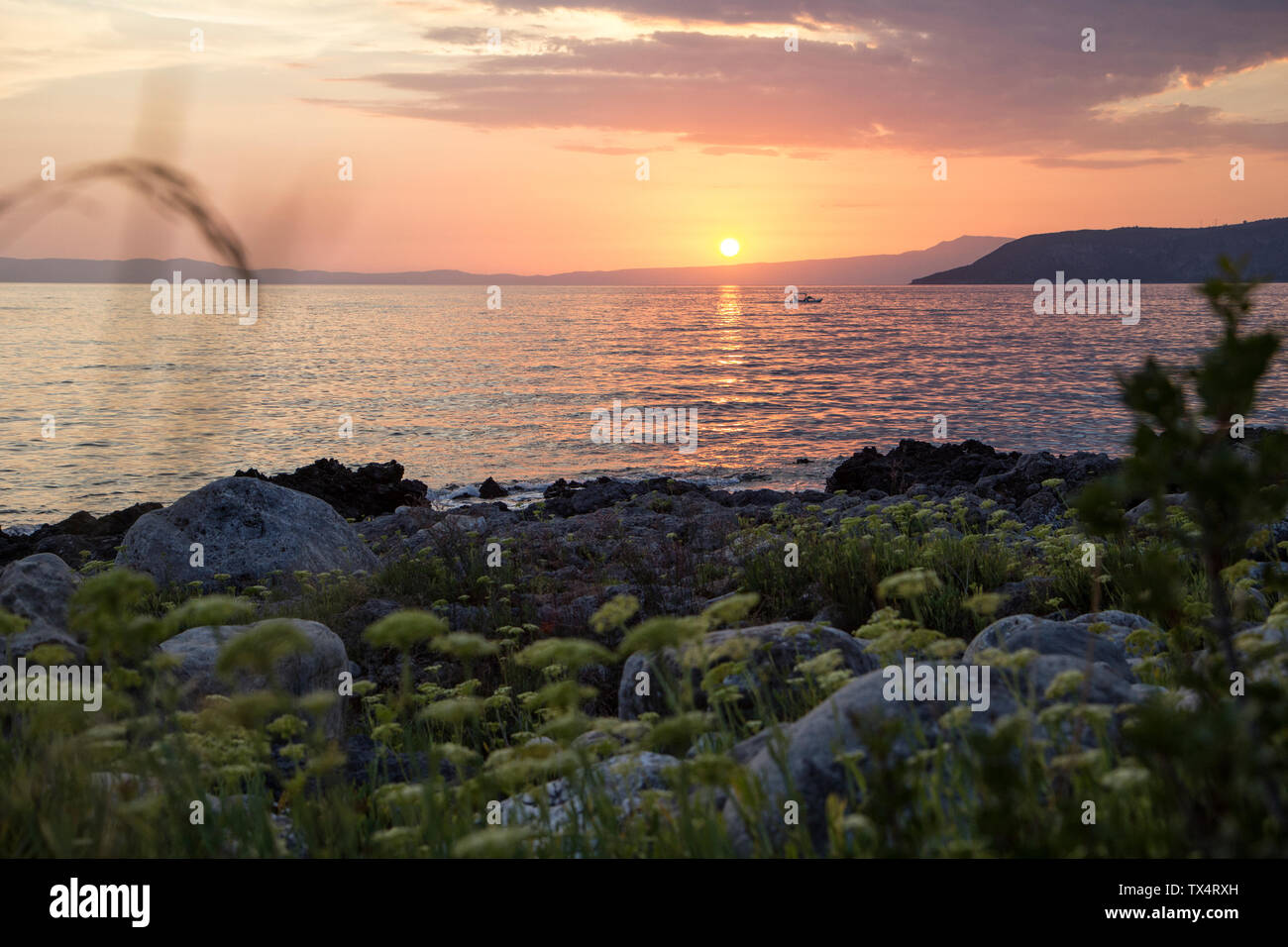 La Grèce, Messenia, Mani, Lefktro, coucher de soleil sur la mer Banque D'Images