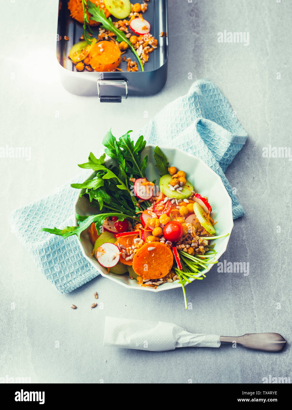 Poke légumes bol avec de l'épeautre, les pois chiches, radis, salade de roquette et patates douces Banque D'Images