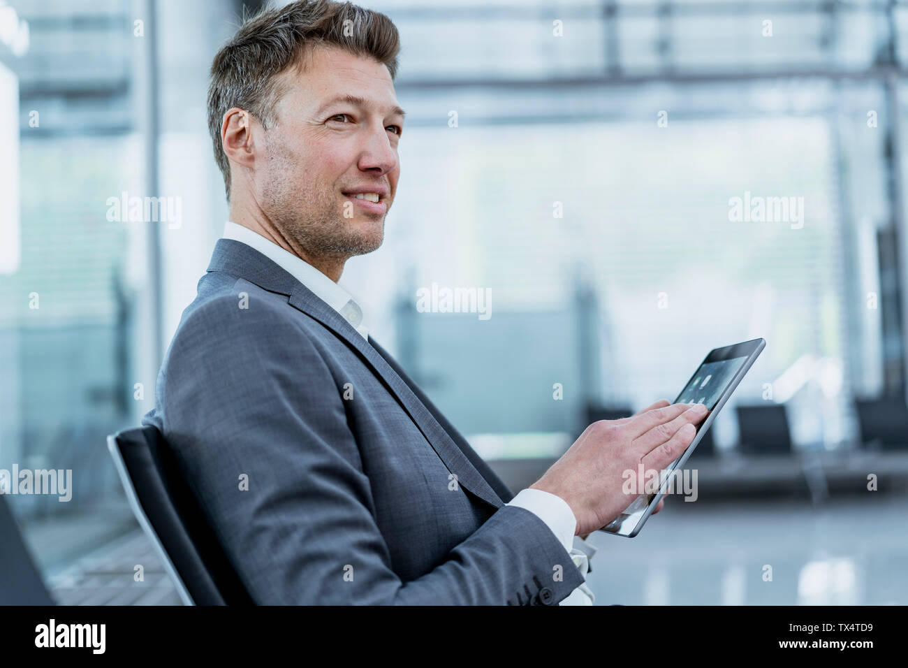 Portrait de l'aire d'attente à l'aide de tablet Banque D'Images