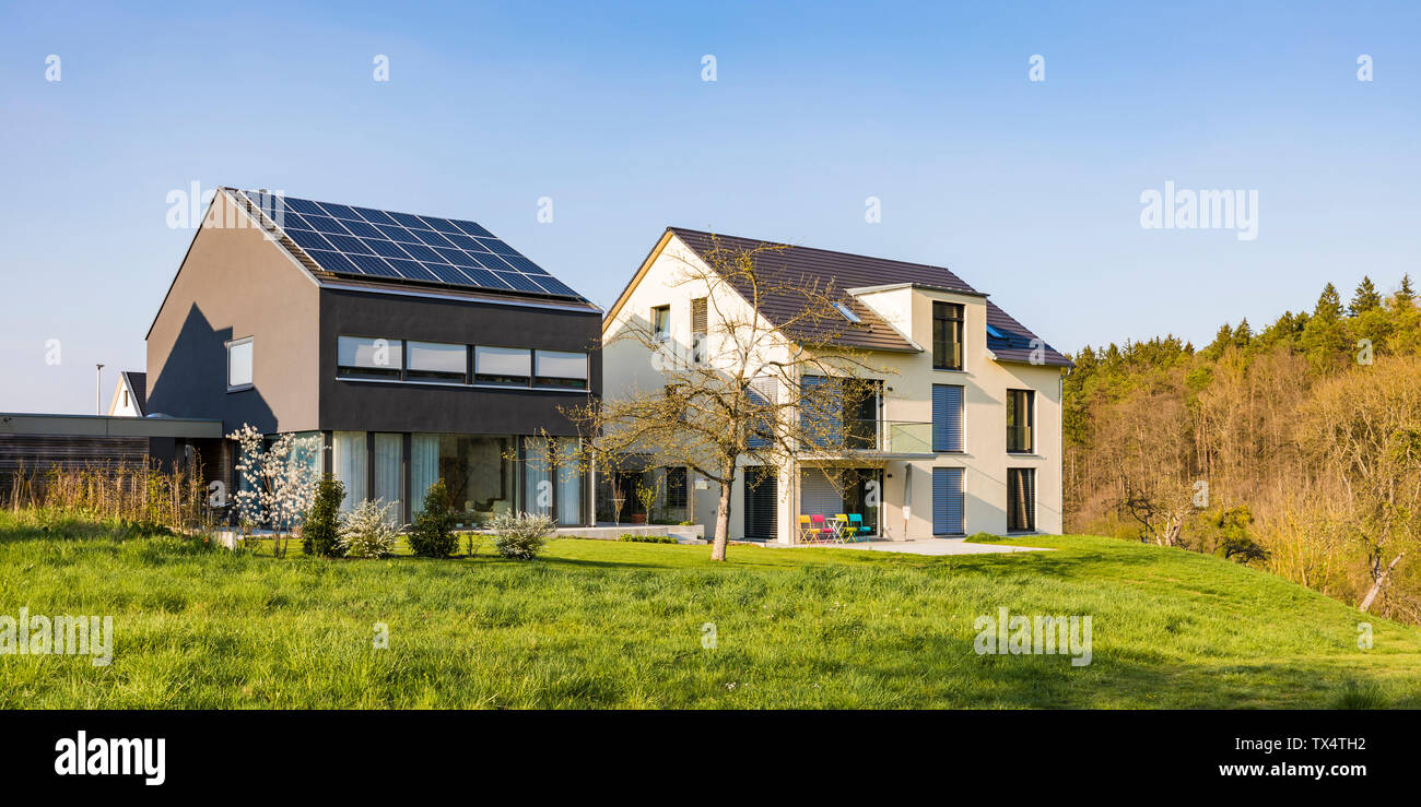 Allemagne, Nuertingen moderne, maisons individuelles avec toit solaire Banque D'Images
