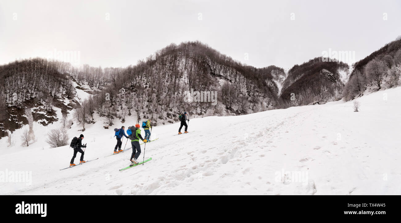 La Géorgie, Caucase, Gudauri, les gens sur un tour de ski Banque D'Images