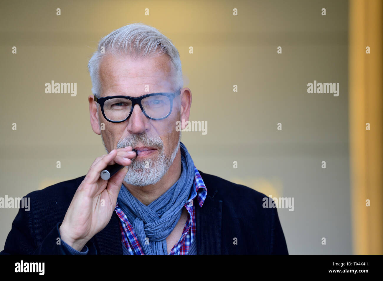 Portrait d'un homme mûr, fumer la cigarette électronique Banque D'Images