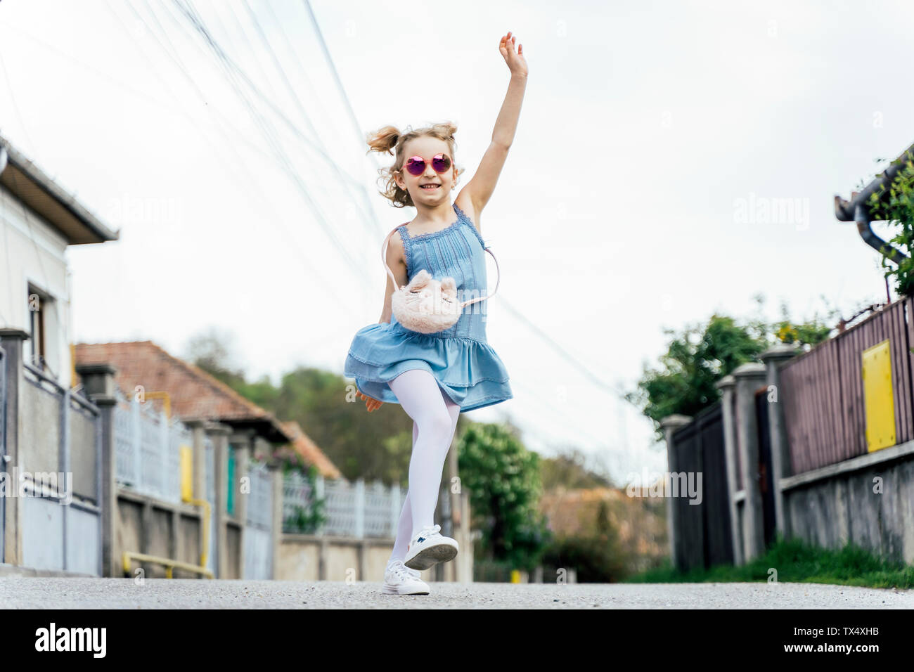 Happy little girl Dancing on the street Banque D'Images