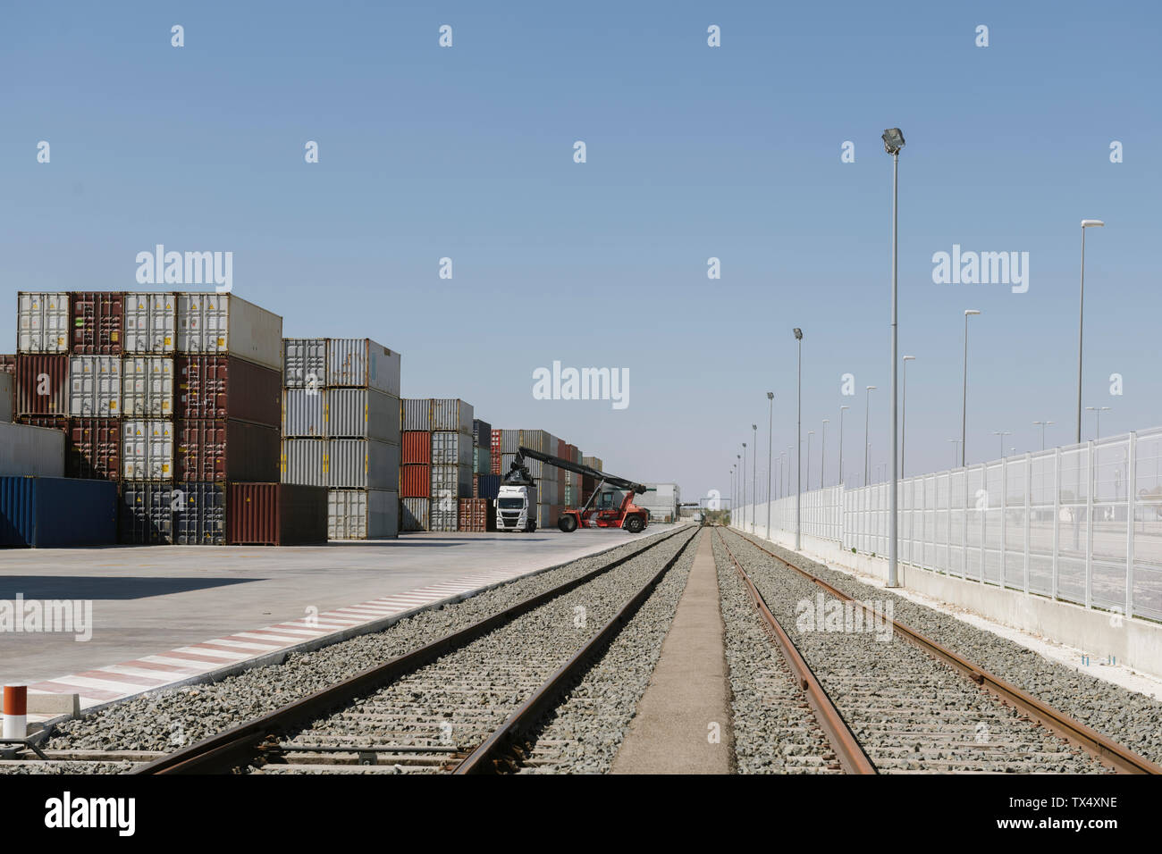 Le levage à la grue sur camion conteneur sur site industriel Banque D'Images