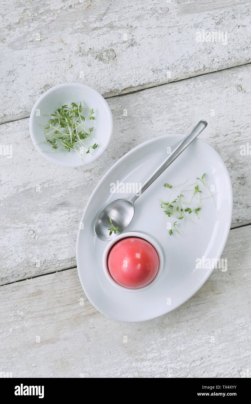 Oeufs de Pâques teints dans egg cup et cris dans un bol Banque D'Images