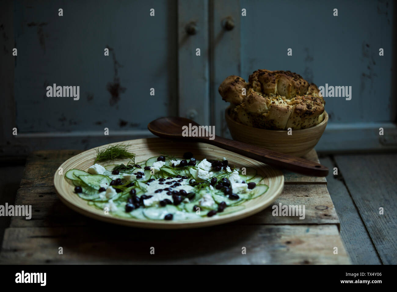 Ucumber avec salade de fèves noires, fromage de brebis, l'aneth et le pain mariné Banque D'Images